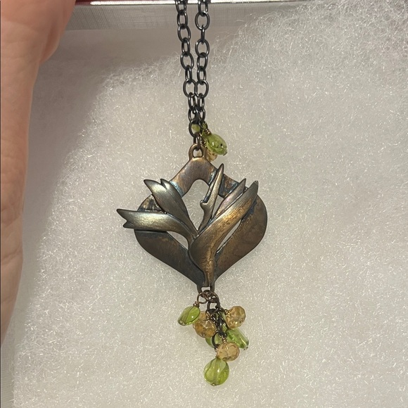 Elegant Silver and Green Pendant Necklace - Picture 5 of 6